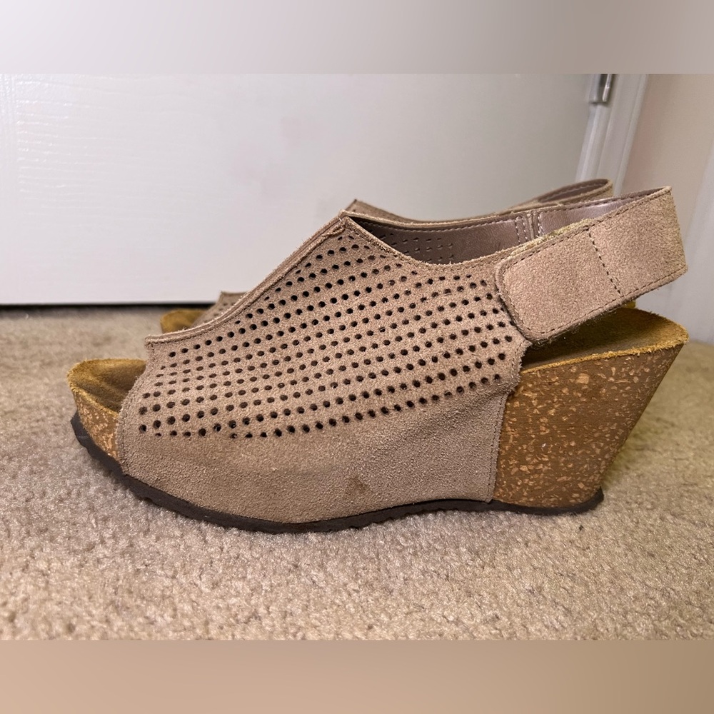 Source Unknown Beige Wedge Sandals